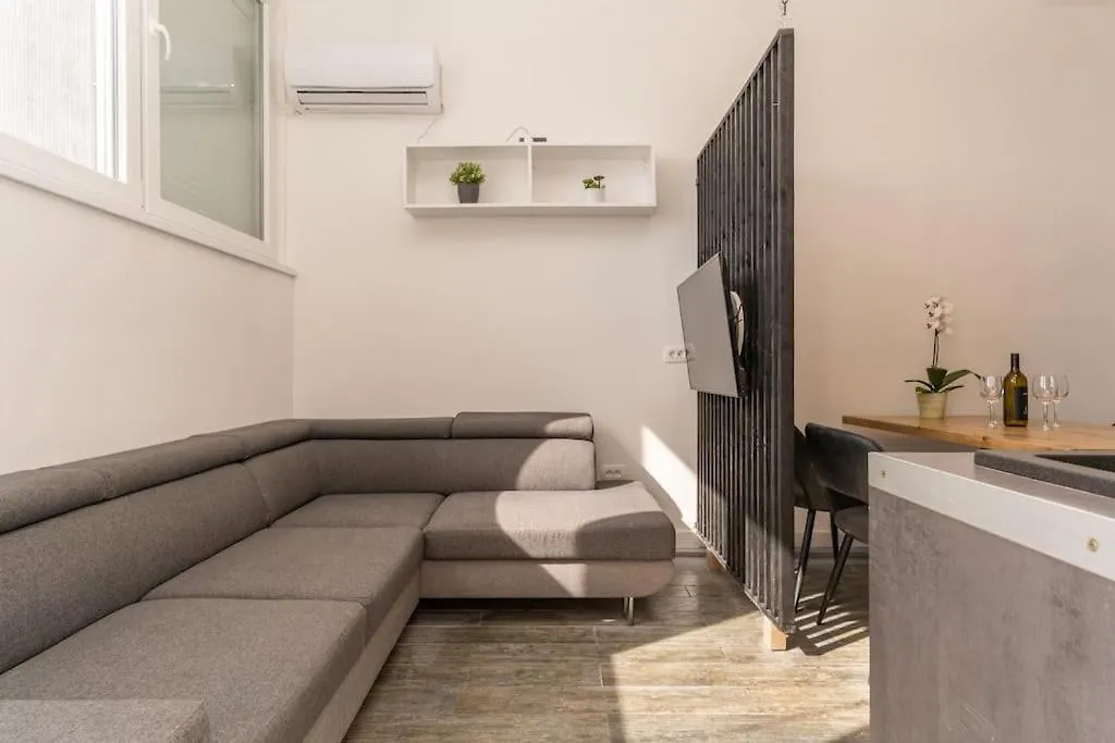Apartment Ena - Located In Quiet Area 500M Of The Sea Pula 0*,