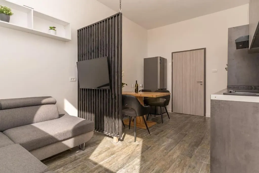 Apartment Ena - Located In Quiet Area 500M Of The Sea Pula