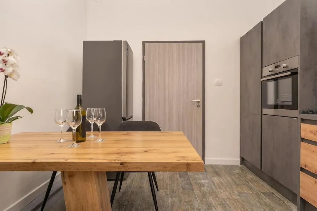 Apartment Ena - Located In Quiet Area 500M Of The Sea Pula